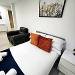 Lägenhet Luxurious 3 Bed Ensuites & Kitchenettes Nr Lgi Hospital & Uni - Free 5g Wifi & Netflix Short - Contractors Free Parking