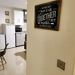 Luxurious 3 Bed Ensuites & Kitchenettes Nr Lgi Hospital & Uni - Free 5g Wifi & Netflix Short - Contractors Free Parking Lägenhet