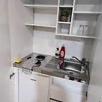 Luxurious 3 Bed Ensuites & Kitchenettes Nr Lgi Hospital & Uni - Free 5g Wifi & Netflix Short - Contractors Free Parking Lägenhet *
