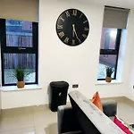 Luxurious 3 Bed Ensuites & Kitchenettes Nr Lgi Hospital & Uni - Free 5g Wifi & Netflix Short - Contractors Free Parking Lägenhet *