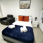 Luxurious 3 Bed Ensuites & Kitchenettes Nr Lgi Hospital & Uni - Free 5g Wifi & Netflix Short - Contractors Free Parking Leeds (West Yorkshire)