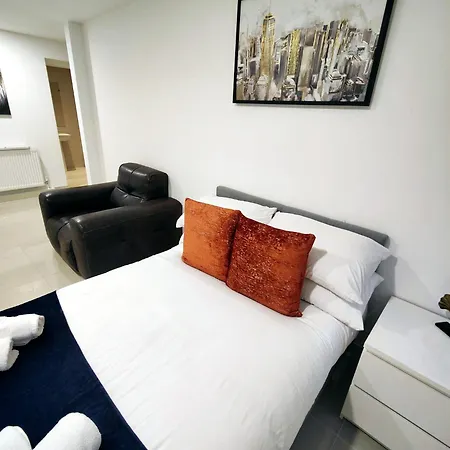 Apartment Luxurious 3 Bed Ensuites & Kitchenettes Nr Lgi Hospital & Uni - Free 5g Wifi & Netflix Short - Contractors Free Parking