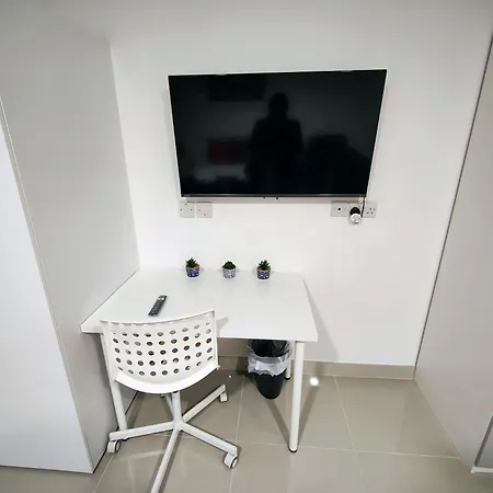 Luxurious 3 Bed Ensuites & Kitchenettes Nr Lgi Hospital & Uni - Free 5g Wifi & Netflix Short - Contractors Free Parking Lejlighed