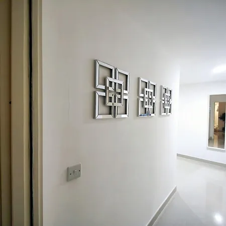 Apartment Luxurious 3 Bed Ensuites & Kitchenettes Nr Lgi Hospital & Uni - Free 5g Wifi & Netflix Short - Contractors Free Parking *