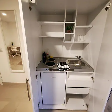 Apartment Luxurious 3 Bed Ensuites & Kitchenettes Nr Lgi Hospital & Uni - Free 5g Wifi & Netflix Short - Contractors Free Parking *