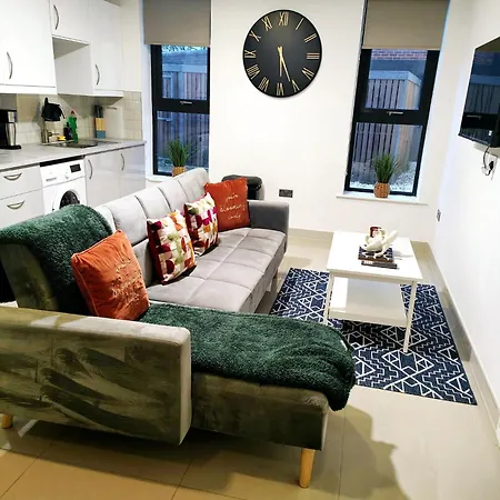 Apartment Luxurious 3 Bed Ensuites & Kitchenettes Nr Lgi Hospital & Uni - Free 5g Wifi & Netflix Short - Contractors Free Parking *