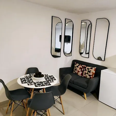 Luxurious 3 Bed Ensuites & Kitchenettes Nr Lgi Hospital & Uni - Free 5g Wifi & Netflix Short - Contractors Free Parking Lägenhet