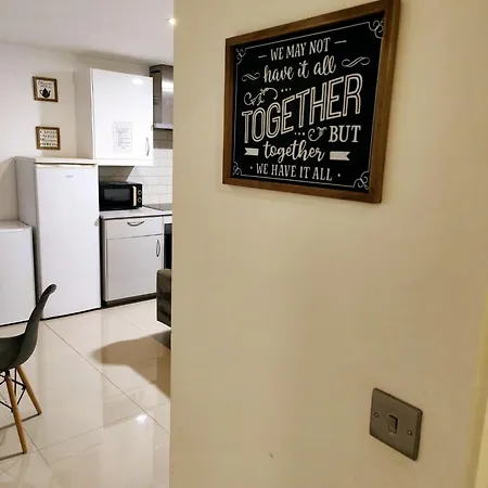 Luxurious 3 Bed Ensuites & Kitchenettes Nr Lgi Hospital & Uni - Free 5g Wifi & Netflix Short - Contractors Free Parking Apartment