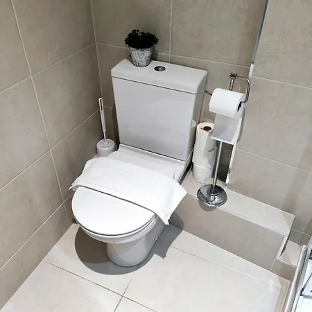 Apartment Luxurious 3 Bed Ensuites & Kitchenettes Nr Lgi Hospital & Uni - Free 5g Wifi & Netflix Short - Contractors Free Parking *