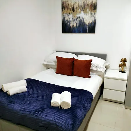 Apartment Luxurious 3 Bed Ensuites & Kitchenettes Nr Lgi Hospital & Uni - Free 5g Wifi & Netflix Short - Contractors Free Parking