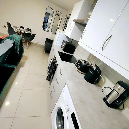 Luxurious 3 Bed Ensuites & Kitchenettes Nr Lgi Hospital & Uni - Free 5g Wifi & Netflix Short - Contractors Free Parking Lägenhet