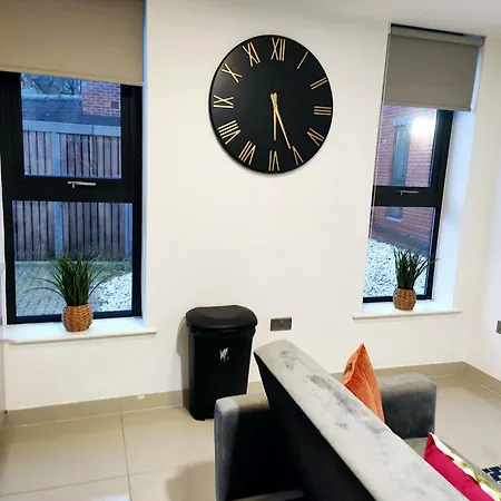 Luxurious 3 Bed Ensuites & Kitchenettes Nr Lgi Hospital & Uni - Free 5g Wifi & Netflix Short - Contractors Free Parking Apartment *