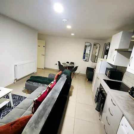 Apartment Luxurious 3 Bed Ensuites & Kitchenettes Nr Lgi Hospital & Uni - Free 5g Wifi & Netflix Short - Contractors Free Parking *