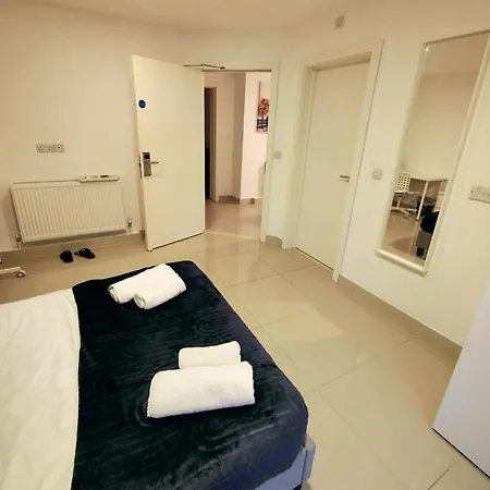Apartment Luxurious 3 Bed Ensuites & Kitchenettes Nr Lgi Hospital & Uni - Free 5g Wifi & Netflix Short - Contractors Free Parking Leeds (West Yorkshire)