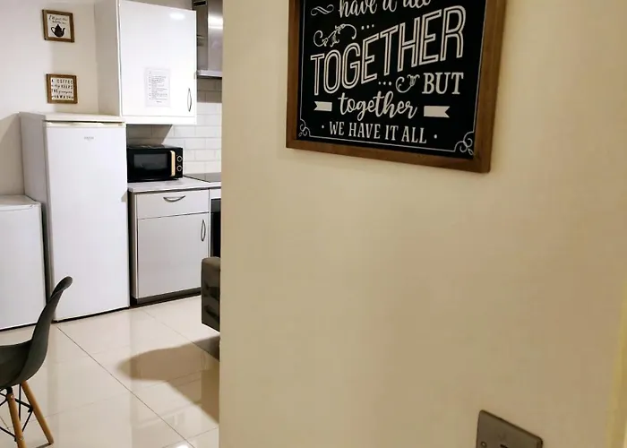 Luxurious 3 Bed Ensuites & Kitchenettes Nr Lgi Hospital & Uni - Free 5g Wifi & Netflix Short - Contractors Free Parking Apartamento