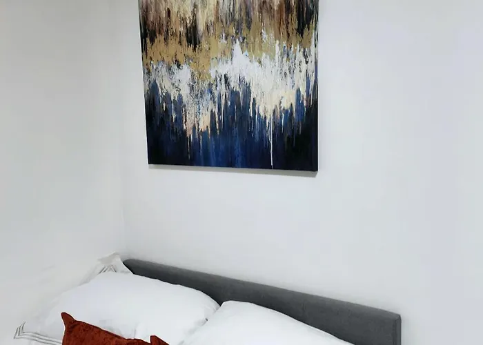 Luxurious 3 Bed Ensuites & Kitchenettes Nr Lgi Hospital & Uni - Free 5g Wifi & Netflix Short - Contractors Free Parking