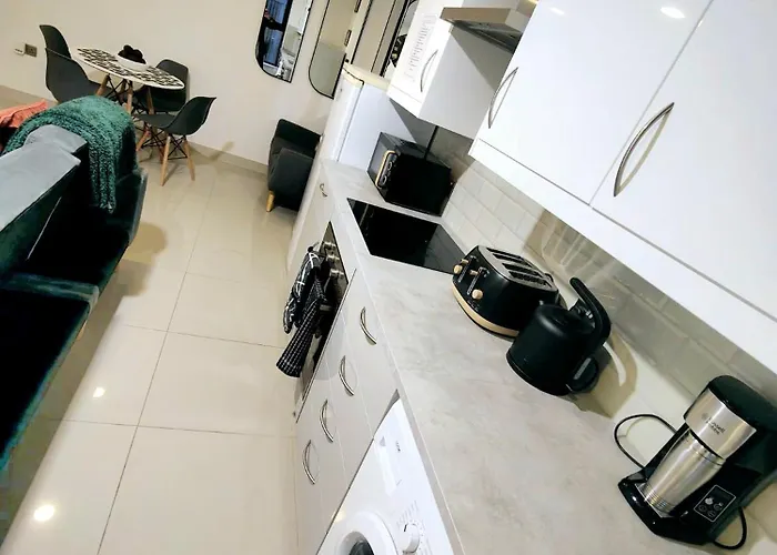 Luxurious 3 Bed Ensuites & Kitchenettes Nr Lgi Hospital & Uni - Free 5g Wifi & Netflix Short - Contractors Free Parking Apartamento